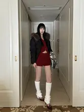 赤のニットカーディガンとショートパンツのコーディネート【Vネック・長袖・スタイル】（セットアップ対応）