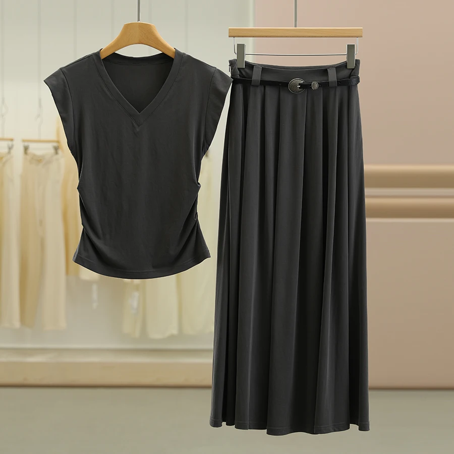 全身黒コーデ 夏にぴったりな「Vネック無袖Tシャツとスカート」は、どう選ぶ？