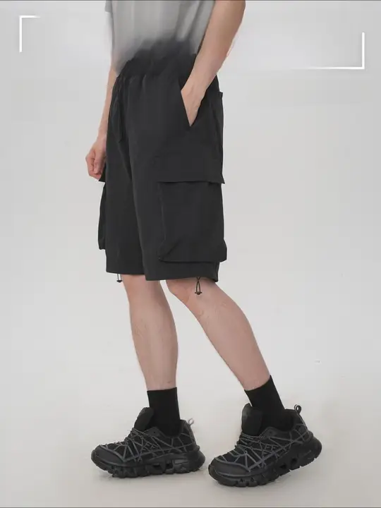 防水加工のメンズカーゴショートパンツ【軽量・ゆったりフィット・多ポケット・ドローコード】