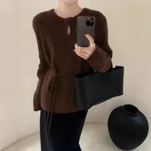 洗練されたデザイン！赤い中長丈のラウンドネックニットトップス【リボン付き・秋冬用・レディス】