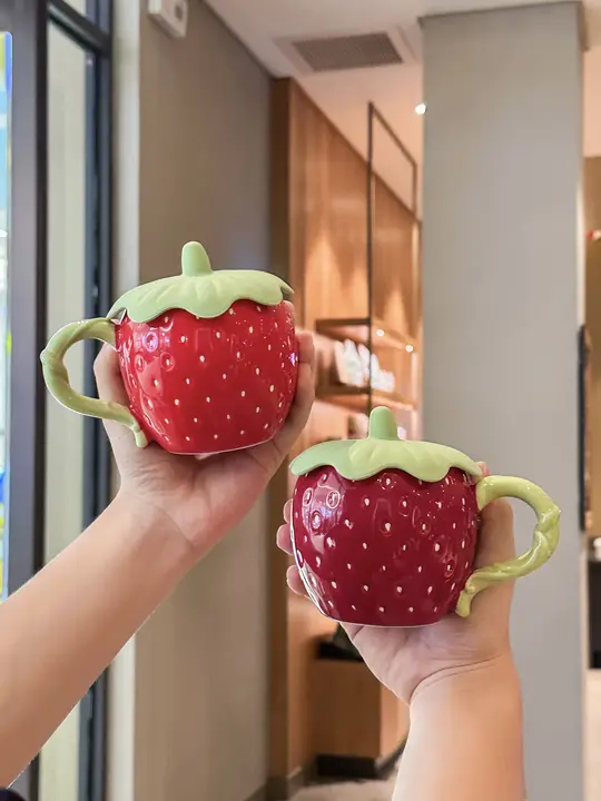 可愛い苺デザインのマグカップ【陶器・フタ付き・実用的】