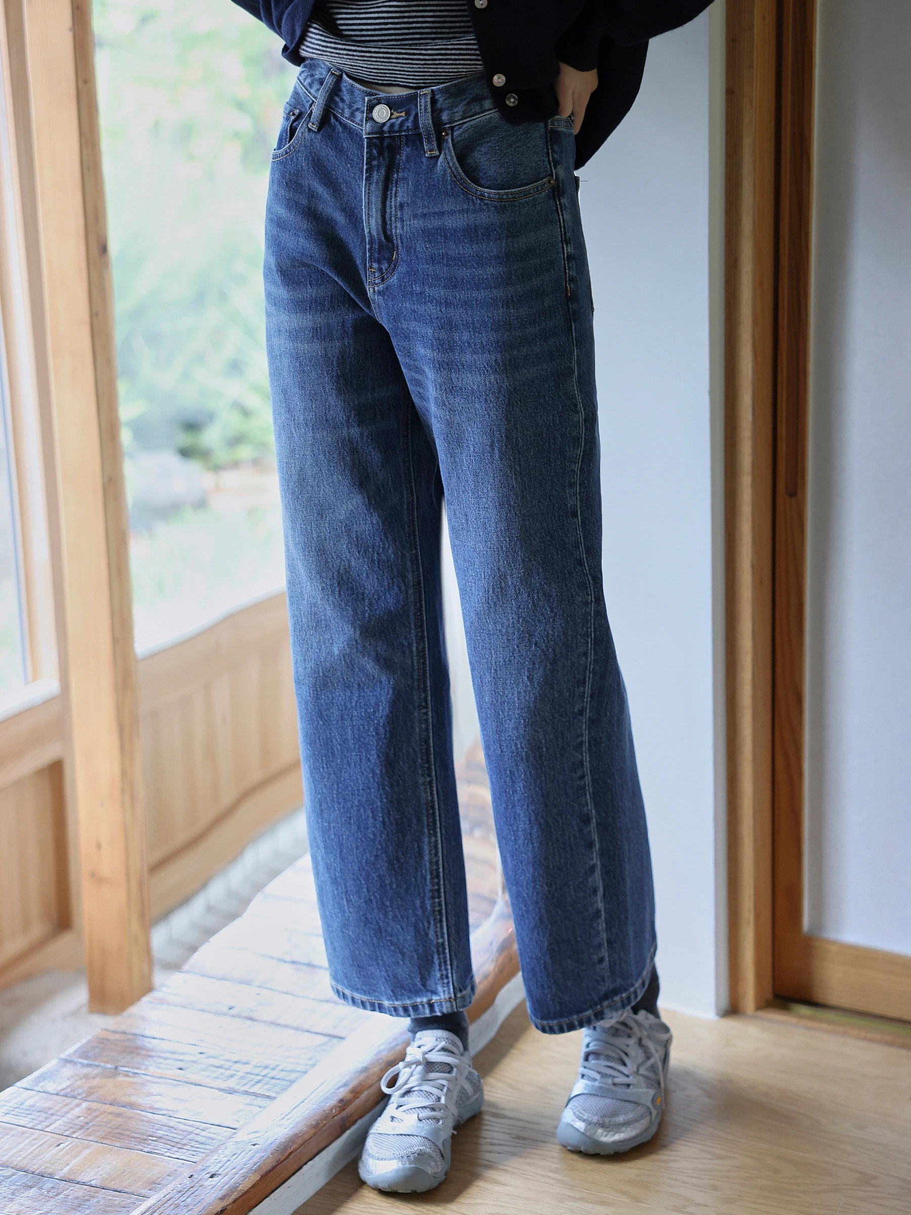 高ウエストストレートデニムパンツ：40代女性の日常使いに最適なデザインとフィット感