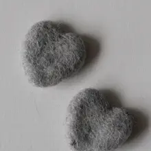 やわらかいグレーのハートのフェルトデコレーション【ドイツ製】