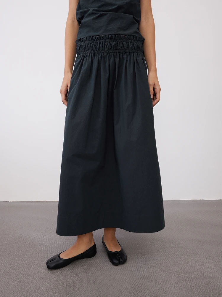 今時の服で通勤が楽しくなる秘密は？肩部不対称デザインのセットアップに迫る
