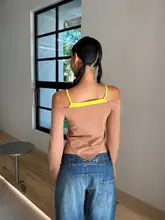 ブラウンとイエローのバイカラー風レイヤードトップス【肩紐調節可能・スタイリッシュデザイン】