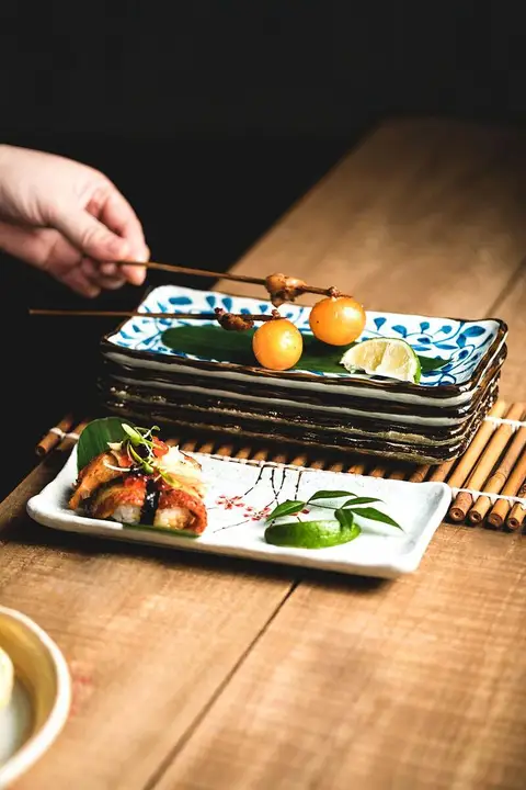 美しいデザインの長方形陶器皿【和風・寿司用・釉薬下彩】