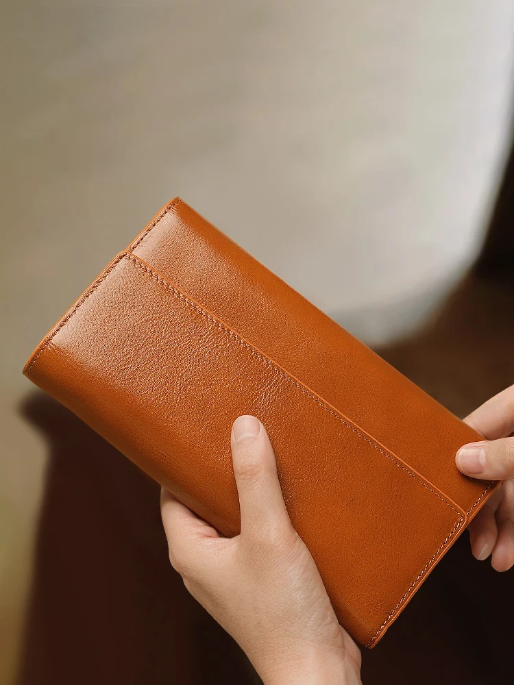 レディース長財布 レッド・本革・軽量設計の実用性と使い分け
