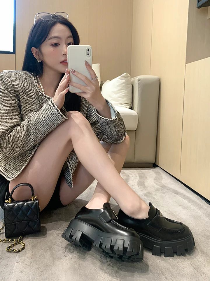 厚底ローファー【女性用・三角ロゴ・春秋用・一足で履ける・セクシーなデザイン】