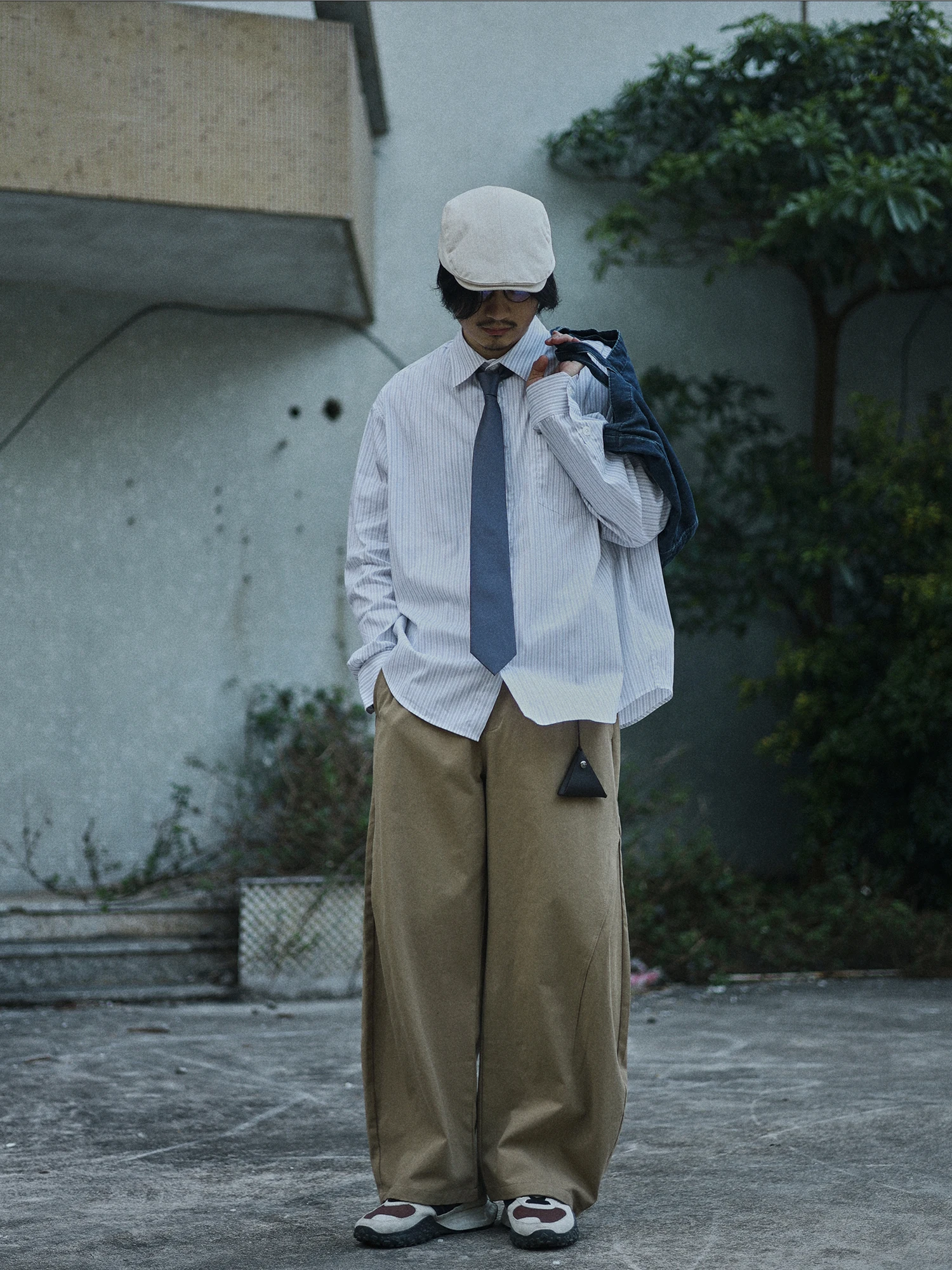 白衣メンズ人気の本質は？「清潔感」と「ゆとり」が融合した1着が今、通勤と日常を救う