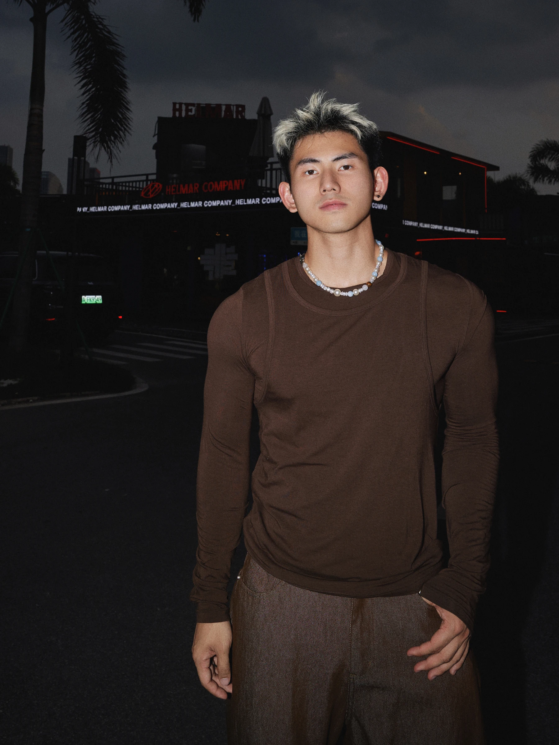 男性の後ろ姿が美しく見える秘密は、実は「長袖Tシャツ」にある？