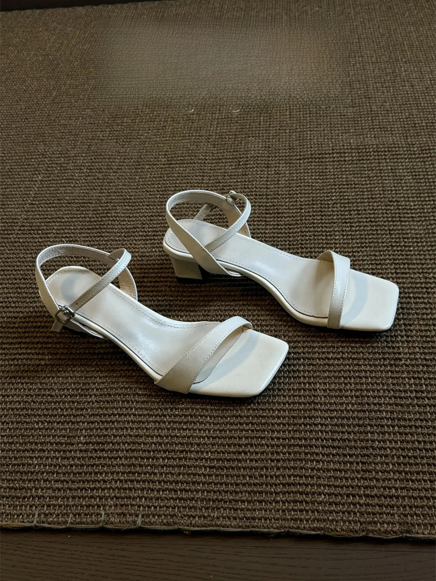 牛革製ワンストラップサンダル：复古風の夏用中跟サンダルで足元を美しく