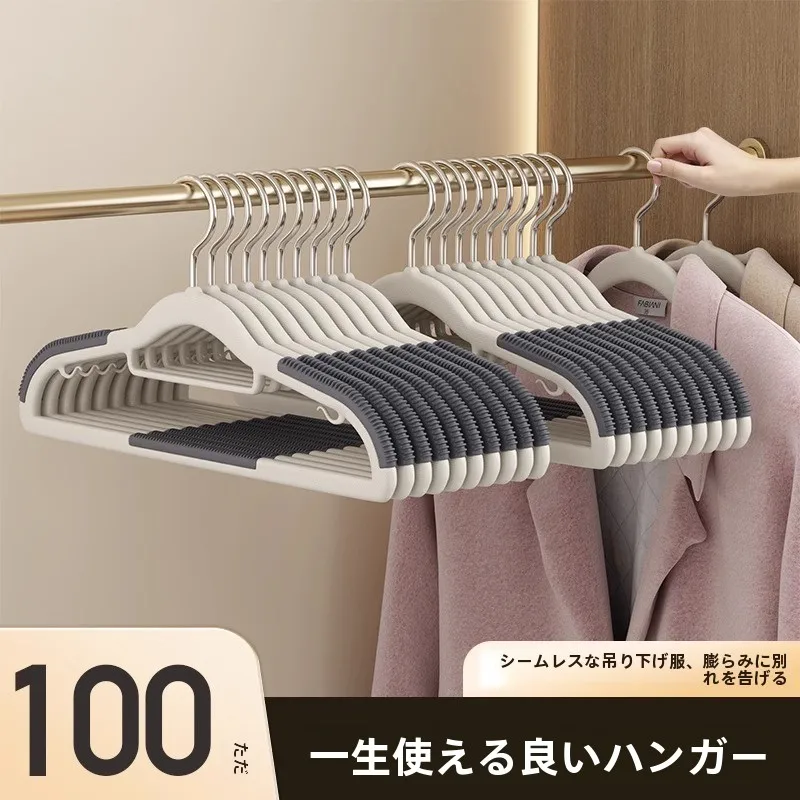 滑り止め付き衣服用ハンガー：衣類の保護と安定収納を実現
