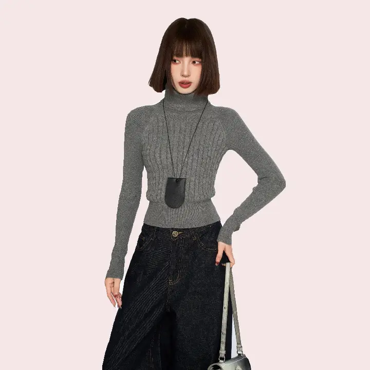 グレーのハイネックニットトップス【秋冬用・厚手・フィット感のあるデザイン】