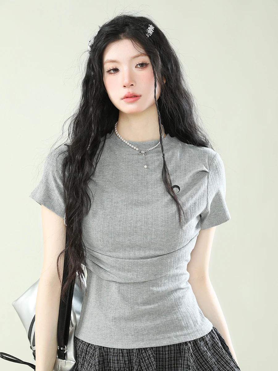 大人可愛い服 40代コーデの秘密：月型フリルTシャツで心地よいスタイルを実現
