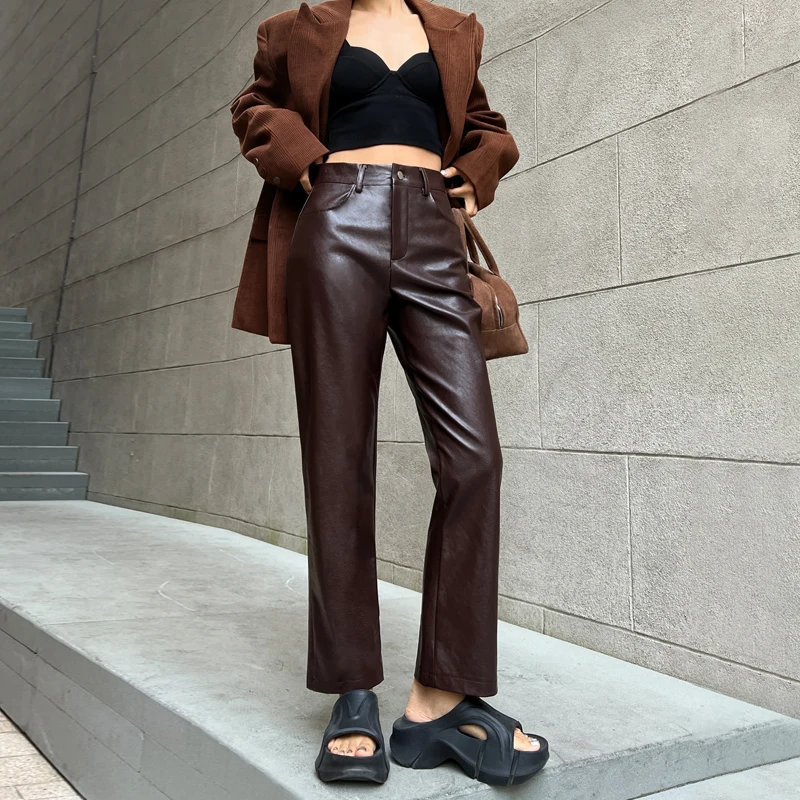 カーゴパンツ コーデ レディース | 秋冬用レザークルーネイのフィット感と素材特性