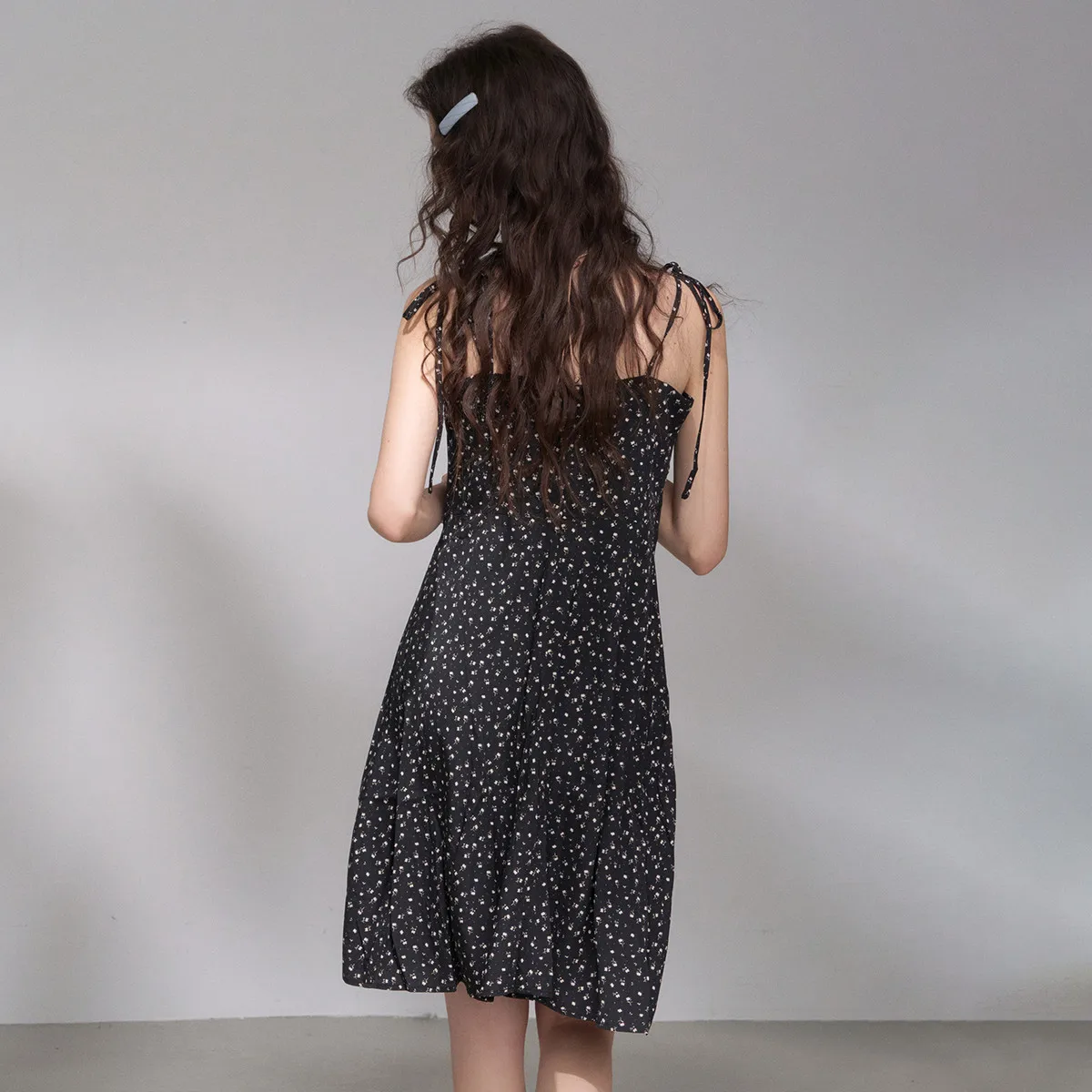 6月後半に着る「きれいな服装」はどう選ぶ？フラワープリントキャミソールワンピースが解決するリアルな悩み