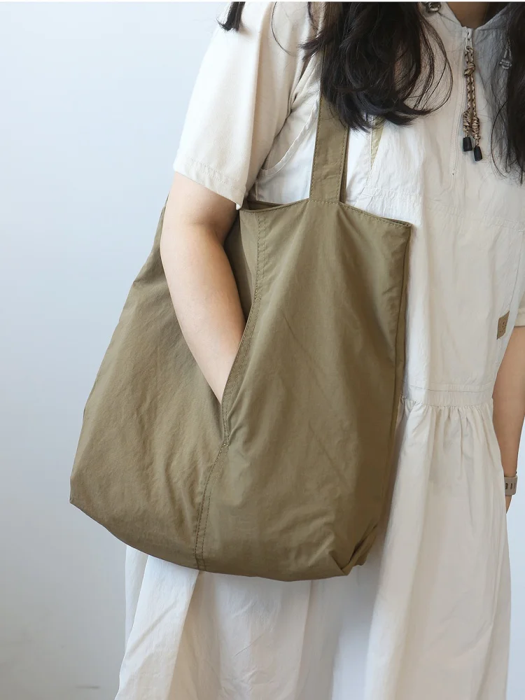 女性用トートバッグ：軽量大容量ナイロン素材でカジュアルスタイルを実現