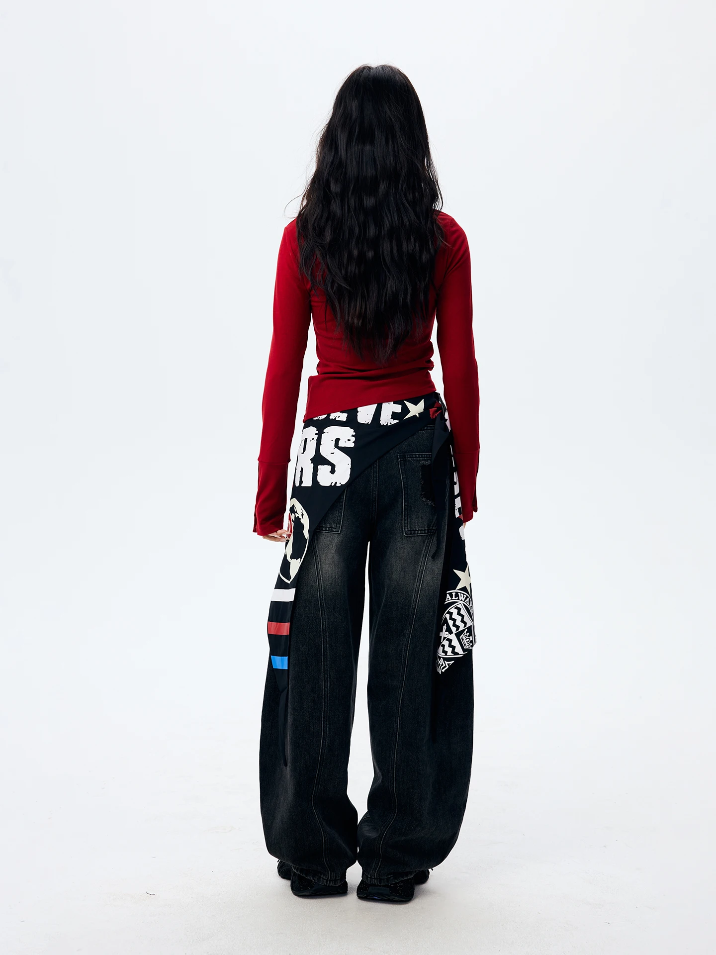 人気のモード系Tシャツとは？個性的な文字プリントが魅力の長袖Tシャツで、どんなシーンに活かせるの？