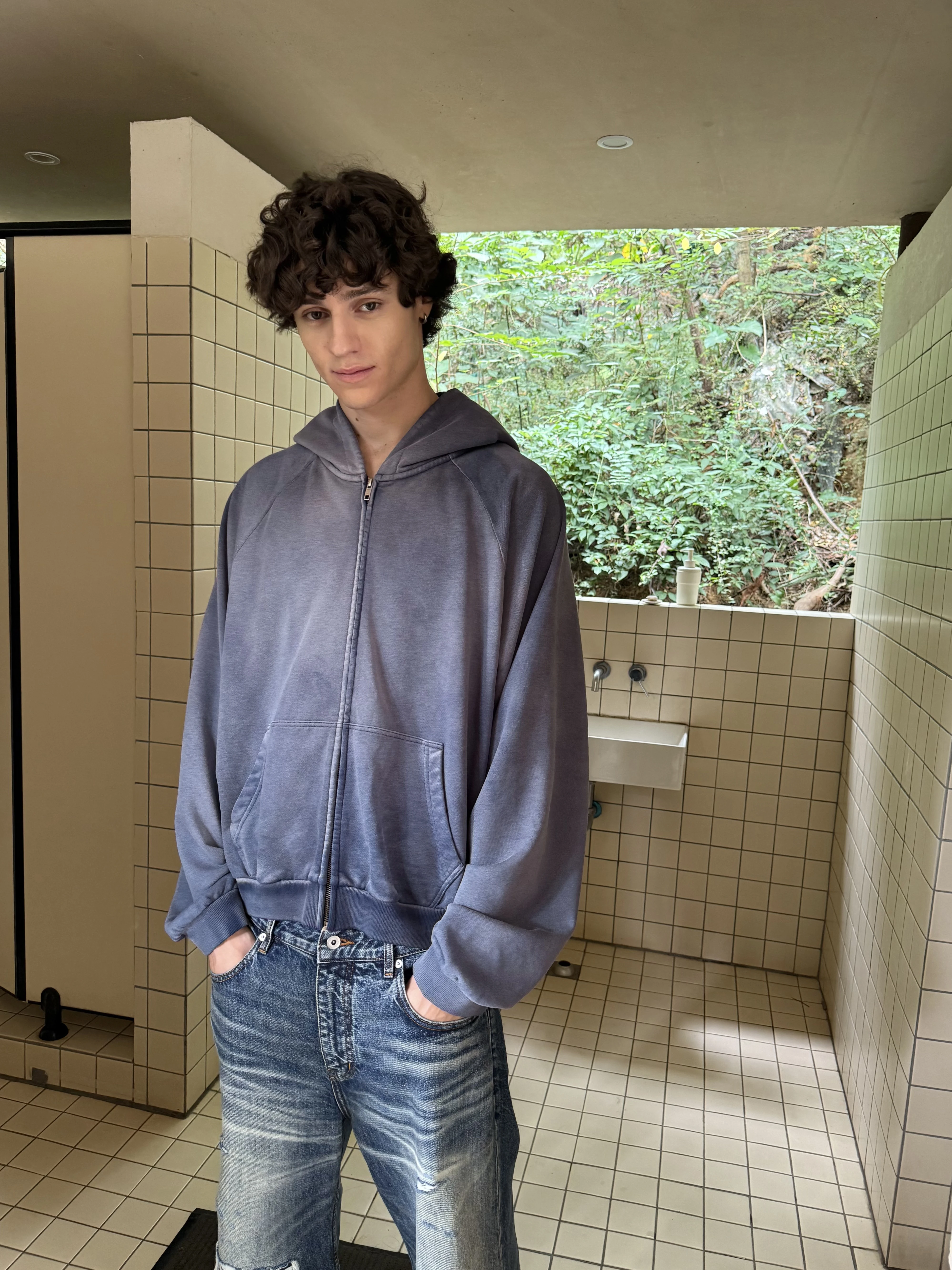 アウター パーカーはどんなもの？その本質を知れば、季節の移り変わりに負けないスタイルが手に入る