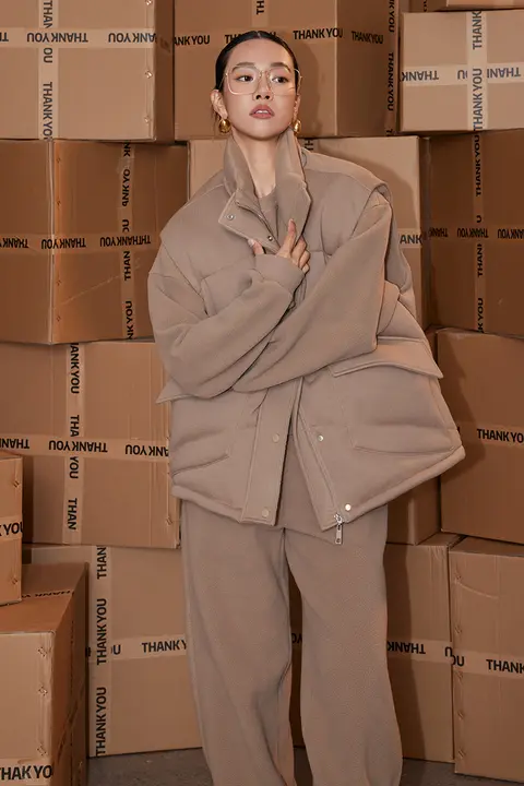 おしゃれなベスト付きレディース秋冬用カジュアルウェアとパンツ（セットアップ対応）