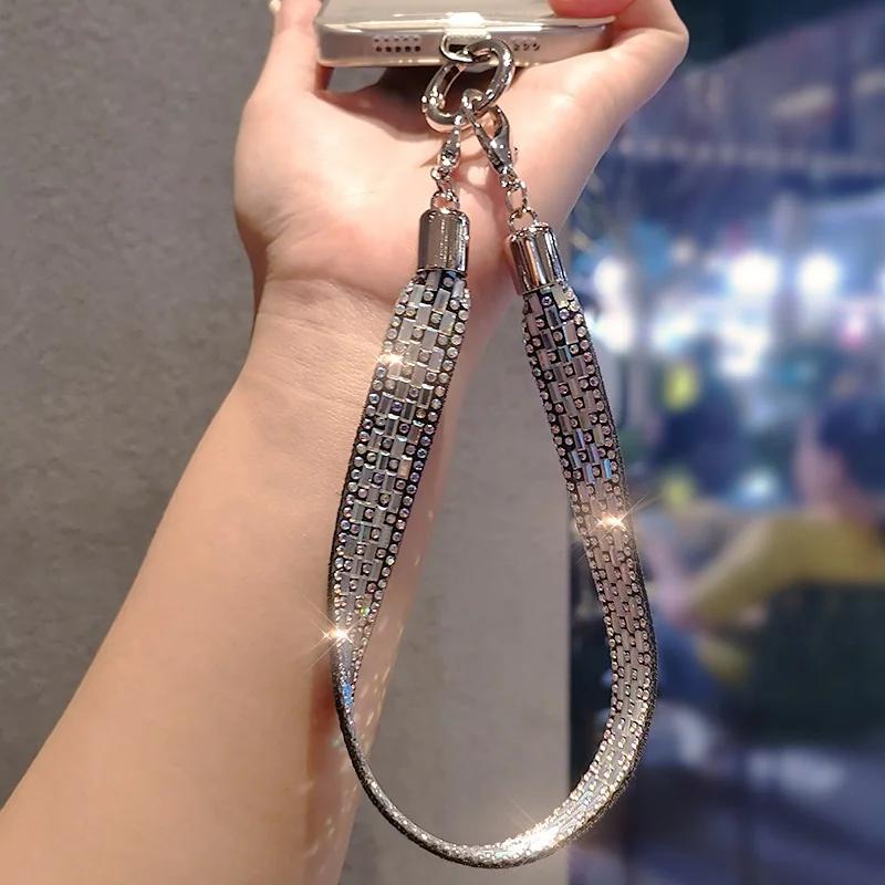 スマホにつけるストラップはどれが安全で美しくなるの？