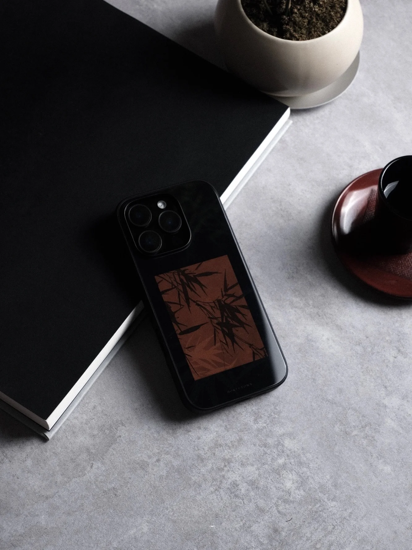 新中式デザインのiPhoneケースはベタベタしないか？滑り止めと全包囲構造による実証