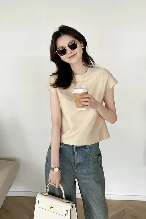 杏色の短袖ラウンドネックTシャツ【一体裁断・カジュアル・上品なデザイン】