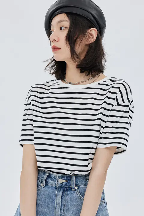 落肩デザインの薄手ラウンドネックTシャツ【ゆったりとしたシルエット・黒白ストライプ・夏用】