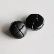 手作りレザー製黒カゴ模様ボタン（セットアップ対応）