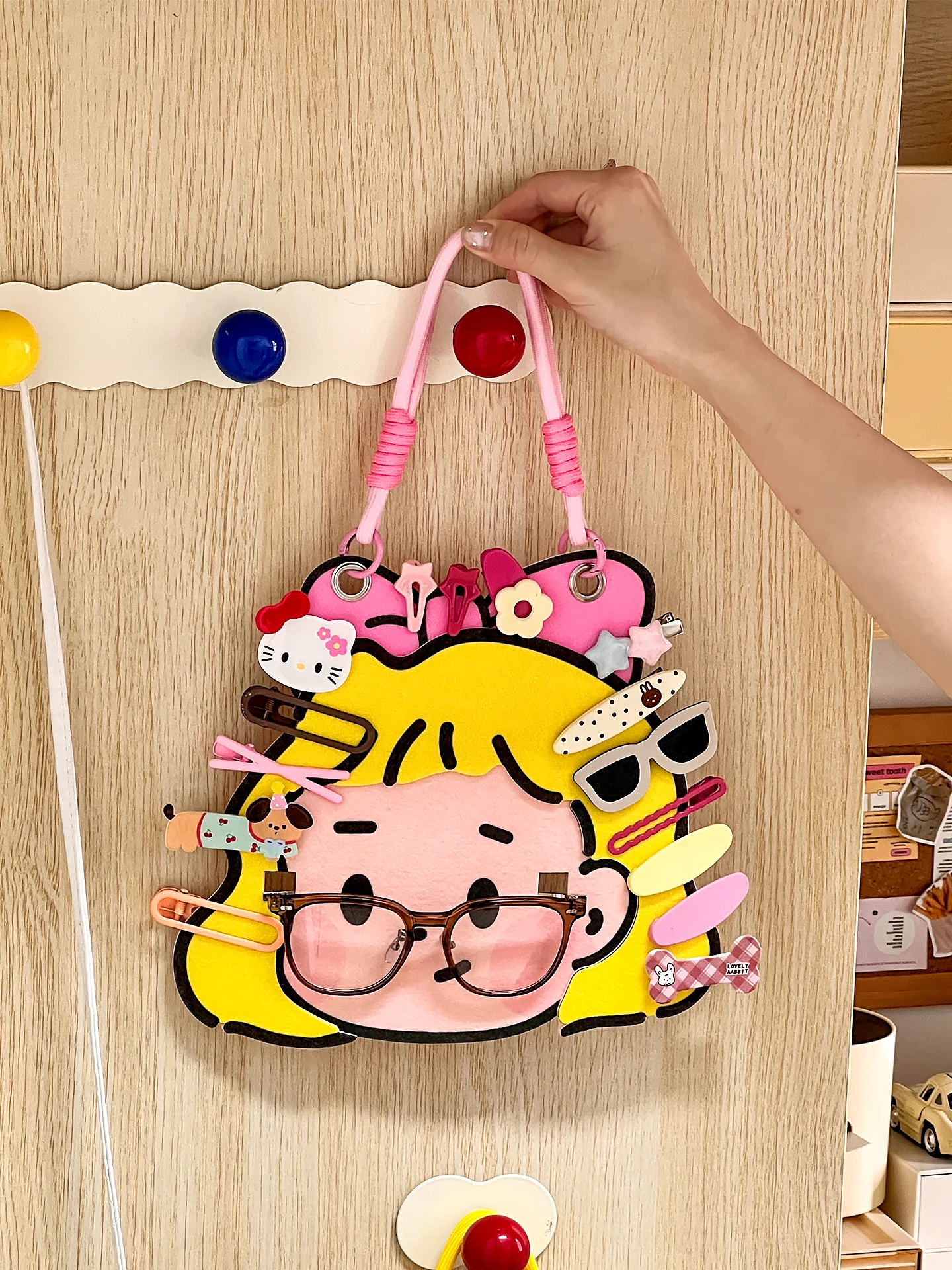 かわいいキャラクター 壁掛けヘアクリップ収納器具：多機能で眼鏡スタンドに対応する収納解決策