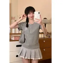 立体ボタンデザインのラウンドネックTシャツ【刺繍・ショート丈・フィット感】