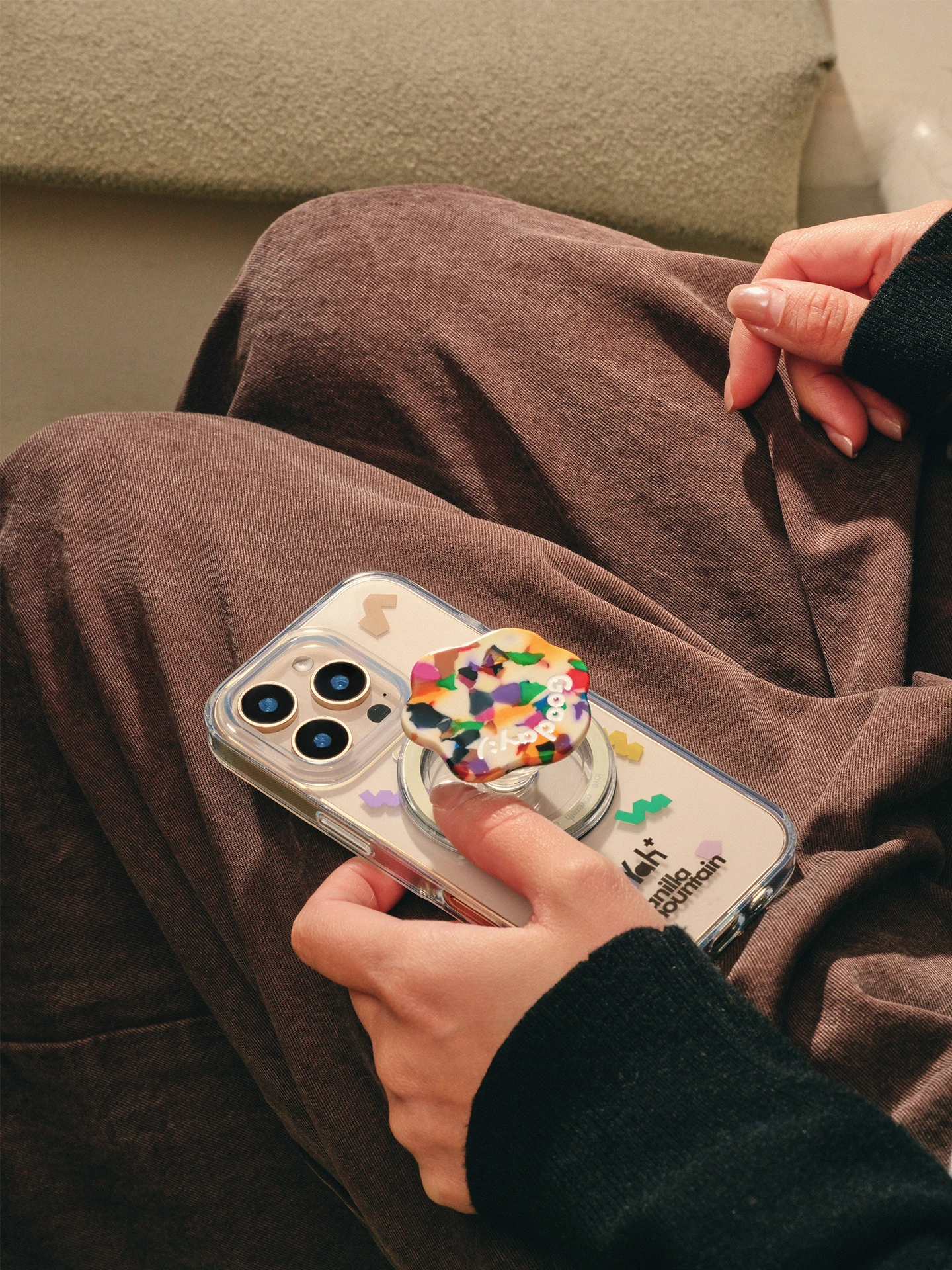 シンプルなデザインのマグネット式スマホスタンド：磁吸式で安定した固定と多様なシーン対応