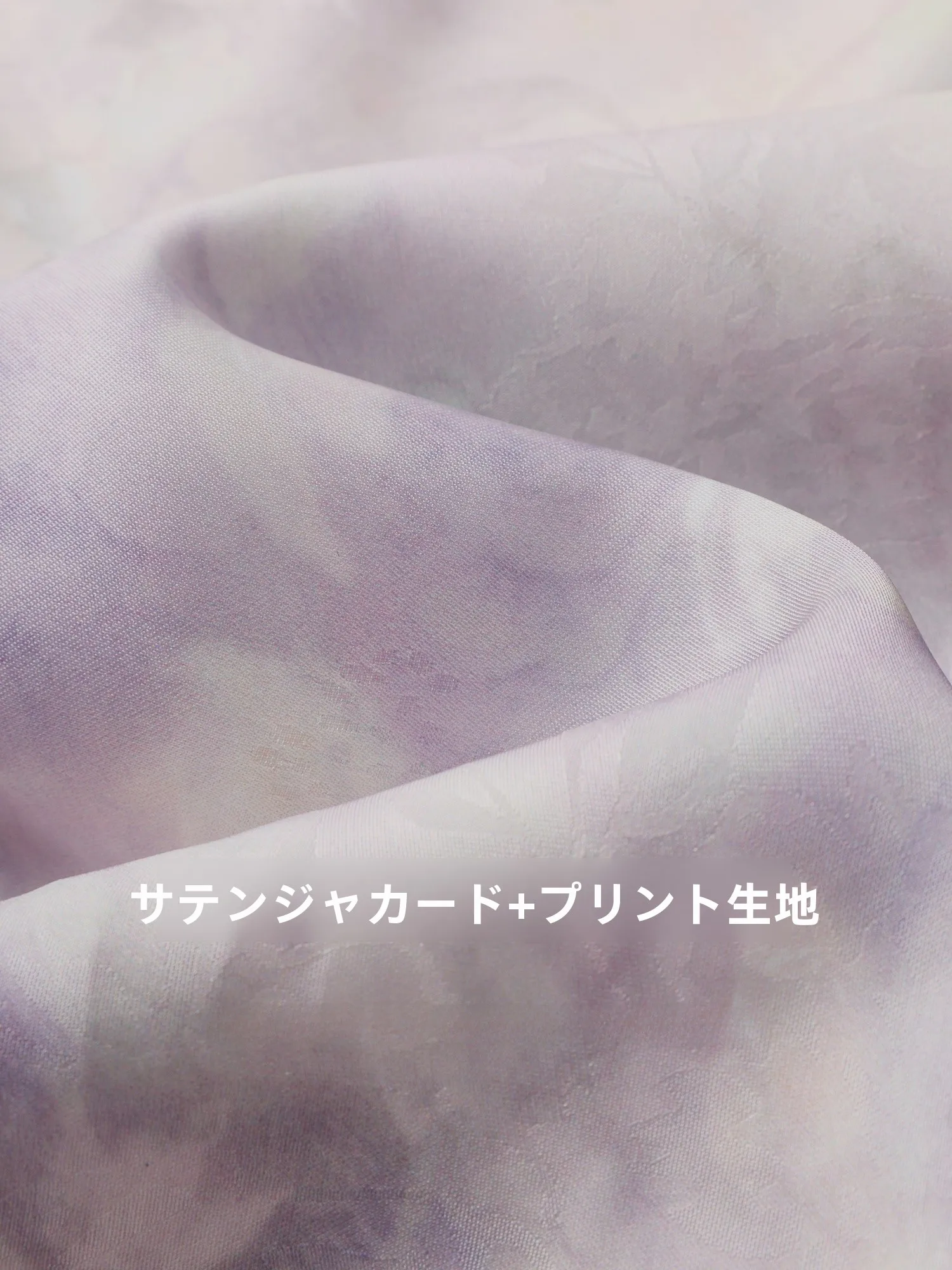 サテンワンピースとキャミソールのバランスを取るには？
