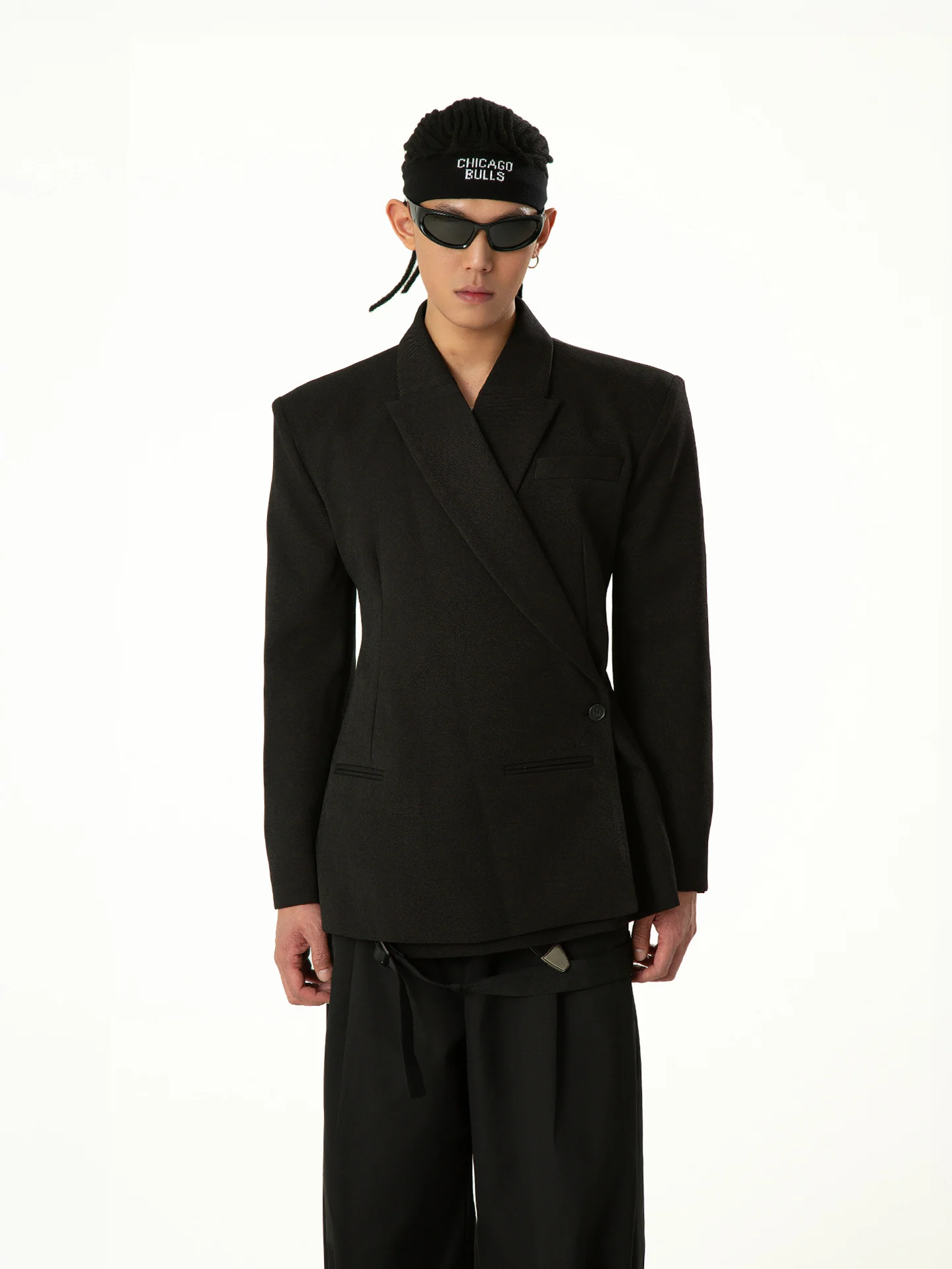 黒と灰色のウエストシェイプカジュアルスーツジャケット：シックな春・冬のコーデに最適な便服スタイル