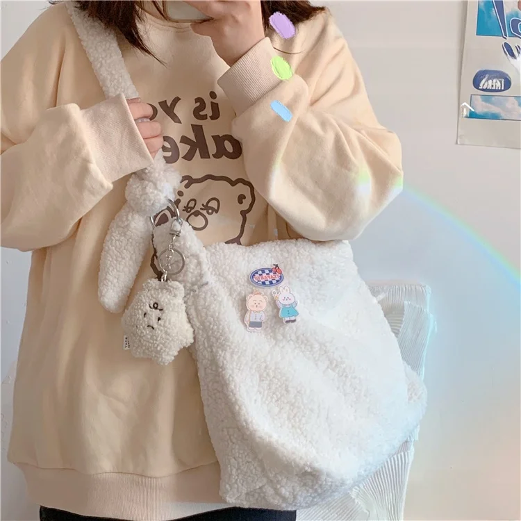 ハンモックバッグとボアミニショルダーバッグ、どちらが日常に合うの？