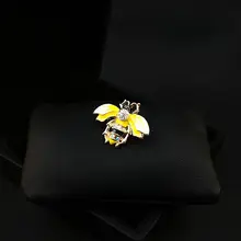 合金製 ヴィンテージスタイルのイエローハチ ブローチ【女性用・スーツアクセサリー・カーディガン用】