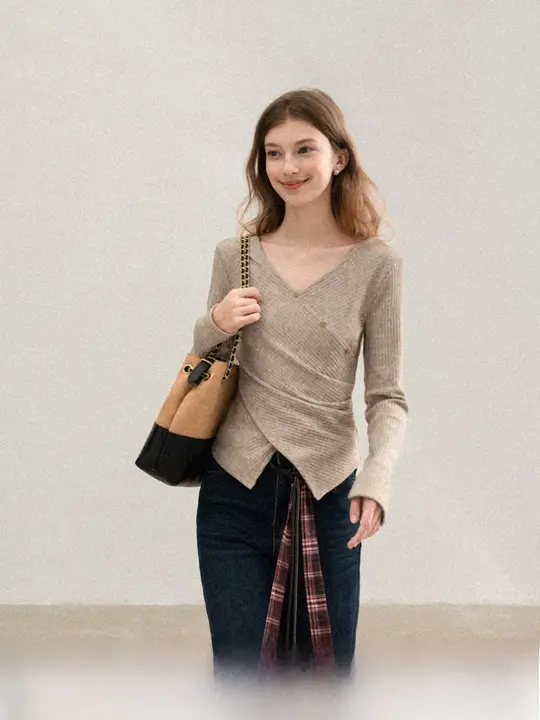 レトロデザインの交差ニットVネックTシャツ【女性用・秋季・スリムフィット・長袖】