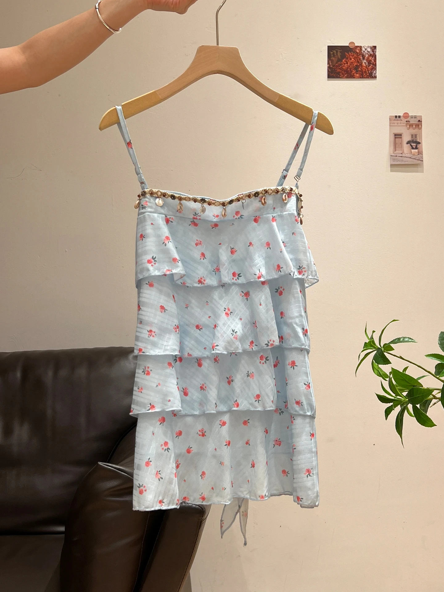 きれいめコーデの夏をどう選ぶ？30代女性が実際につかう「ブルーの花柄ノースリーブキャミソール」の真実