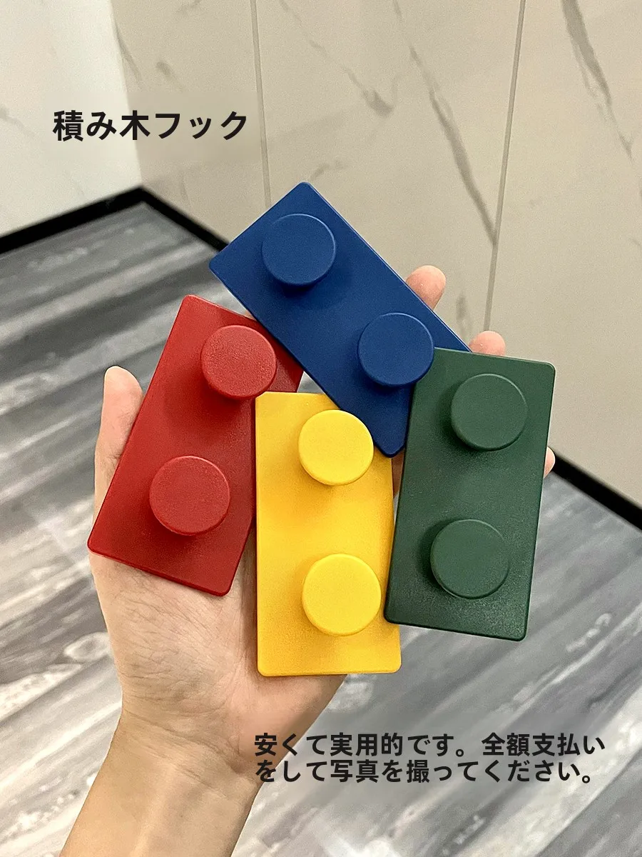 粘着フック：穴あけ不要で玄関や壁にグッズを簡単に固定する方法