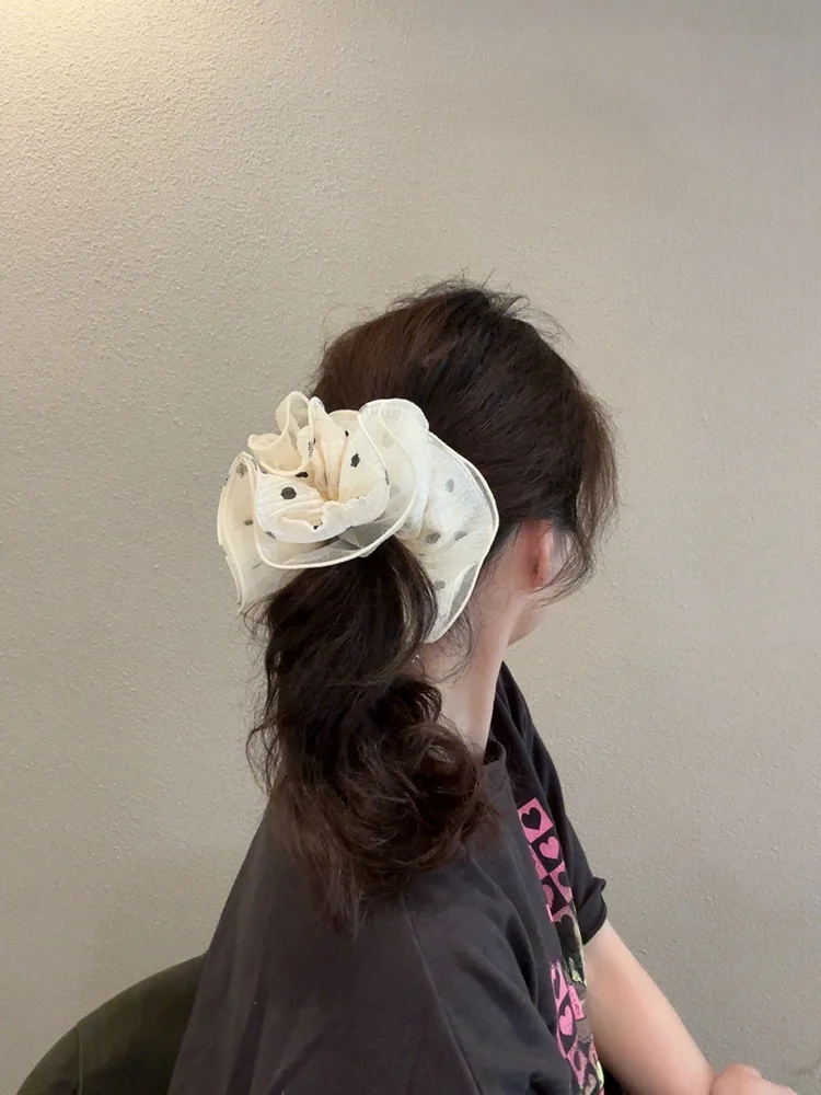 おしゃれなドット柄ヘアゴムは、どんなシーンで活躍するのか？
