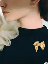 立体浮彫りのリボンブローチ【洗練されたデザイン・スーツ用】
