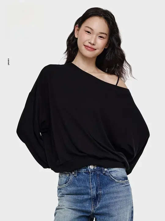 肩出しデザインの女性用長袖Tシャツ【春夏向け・ゆったりとしたシルエット・スリーブストラップ】