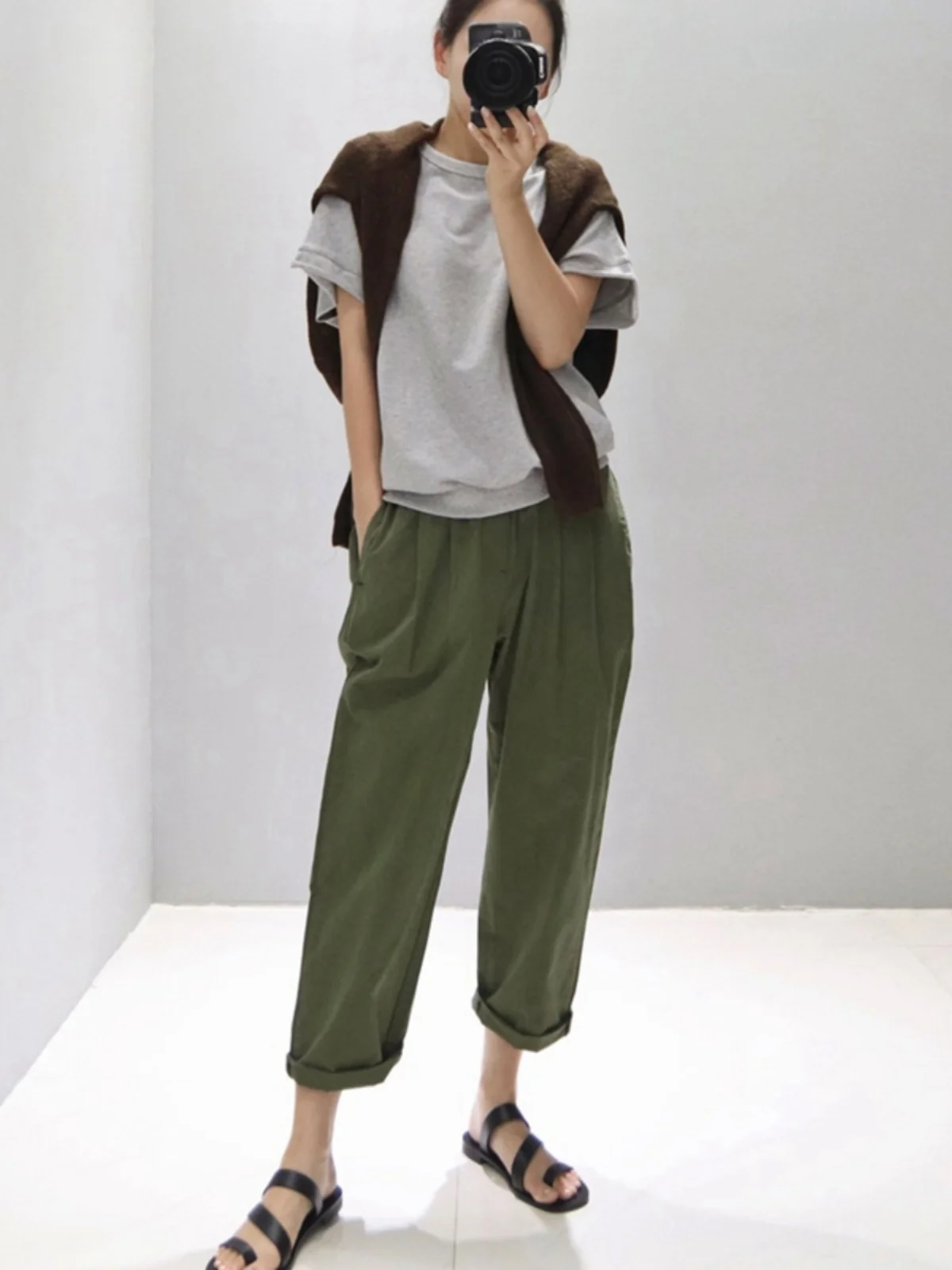 ママコーデの基本スタイルとは？シンプルコットンTシャツで実践する安心コーデ