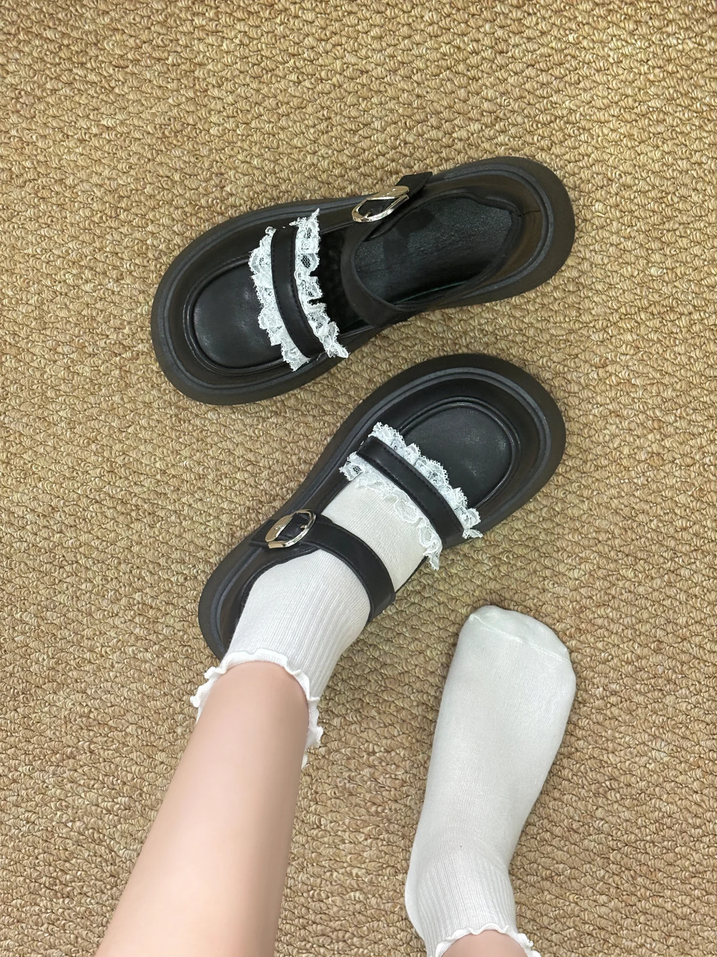 花のレース飾りが可愛いフラットシューズ：厚底・女性用・ラウンドトゥの実用性とシーン別適用
