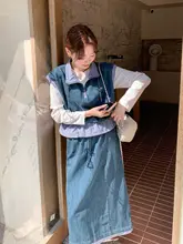 流行のデニムベストとスカートのコーディネート【カジュアル・女性用・春秋用】（セットアップ対応）