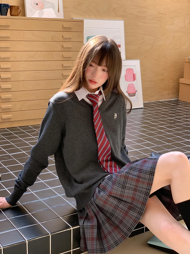 春の薄手カーディガンを高コスパで選ぶには？東鶴の「カーボングレーVネックニット」がベストな理由