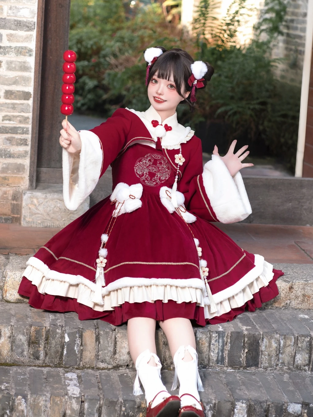 祭りの日に着る私服、どう選ぶ？ロリータ風の「赤・外套付き」ドレスが解決する3つの悩み