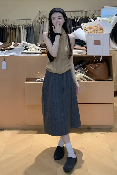 カーキ色のハイネックニットトップスとワイドパンツのコーデ（セットアップ対応）