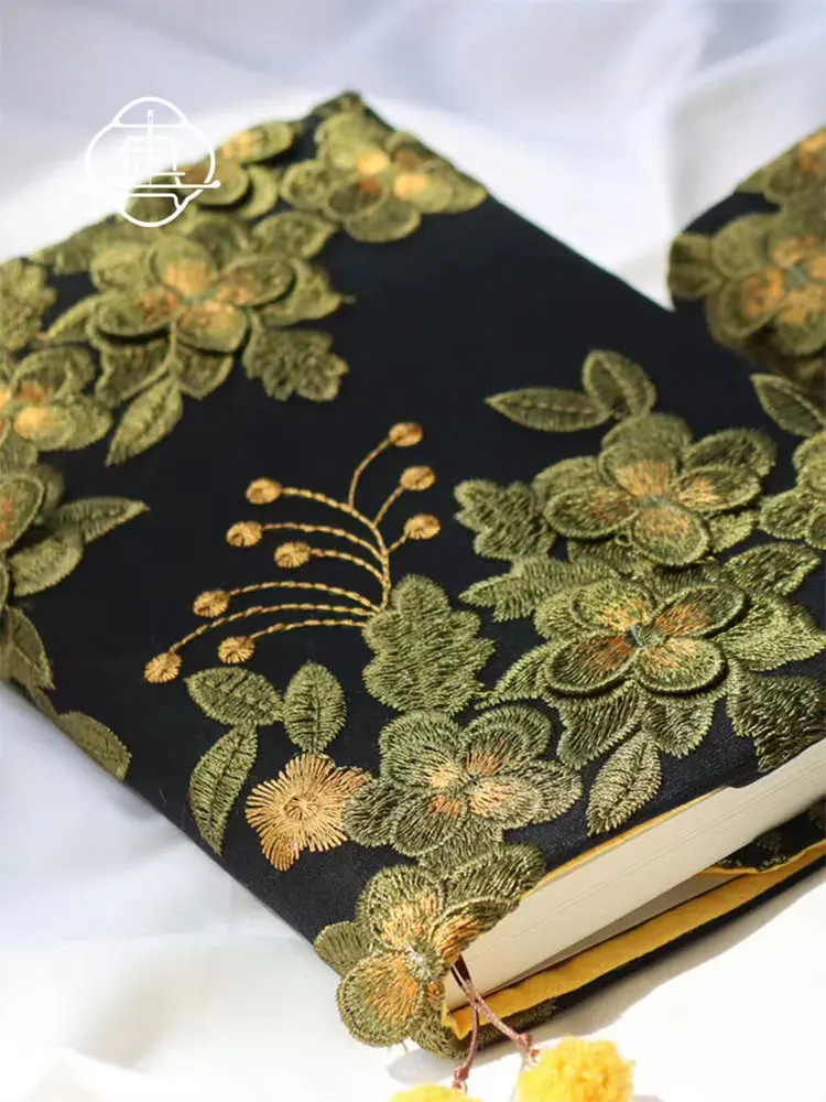 おくすり手帳ケースはどんなもの？刺繍レトロ風の手帳カバーが、日常のこころを癒す理由