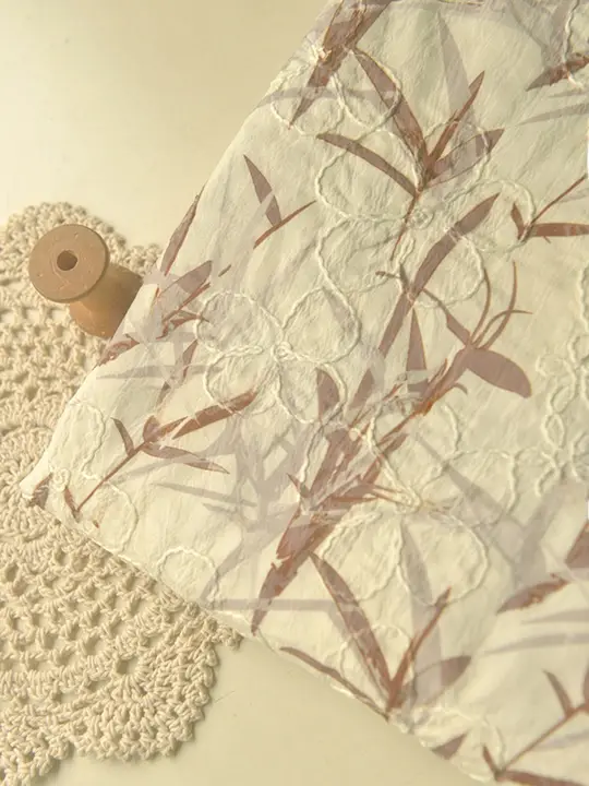 オフホワイトの竹の葉全面刺繍中国風織りチェック柄シフォン